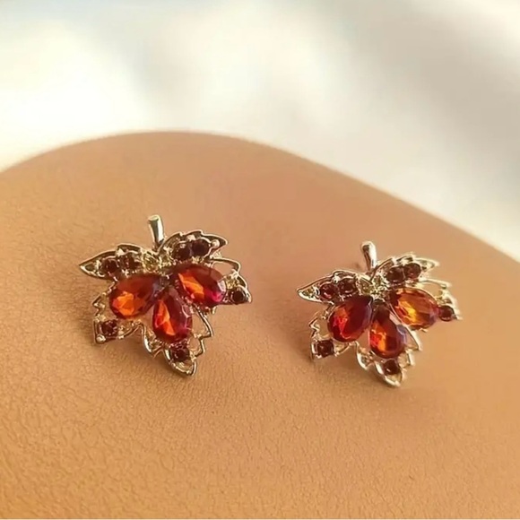 One Pair of Exquisite Retro-Style Red Maple Leaf Shaped Stud Earrings - Picture 2 of 6